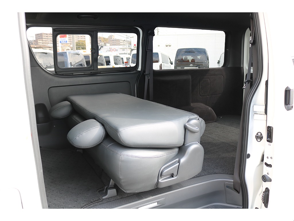 背面を倒して 座面を前方に跳ね上げるとラゲッジスペースの拡張が可能です♪