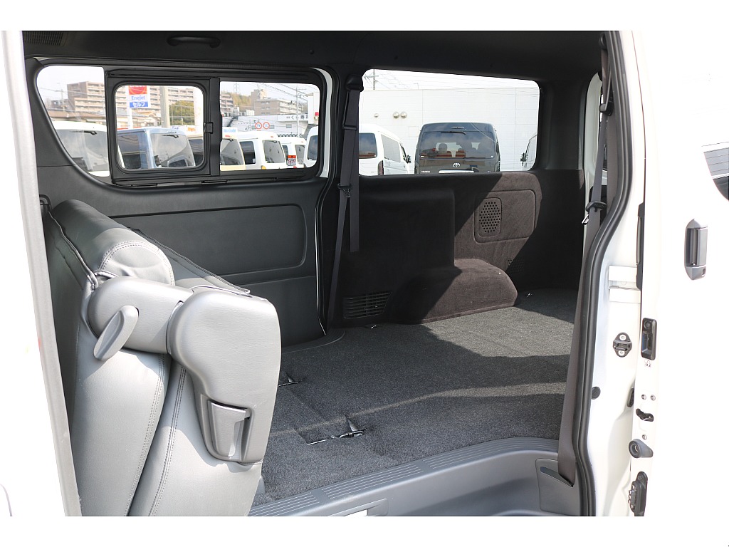 背面を倒して 座面を前方に跳ね上げるとラゲッジスペースの拡張が可能です♪