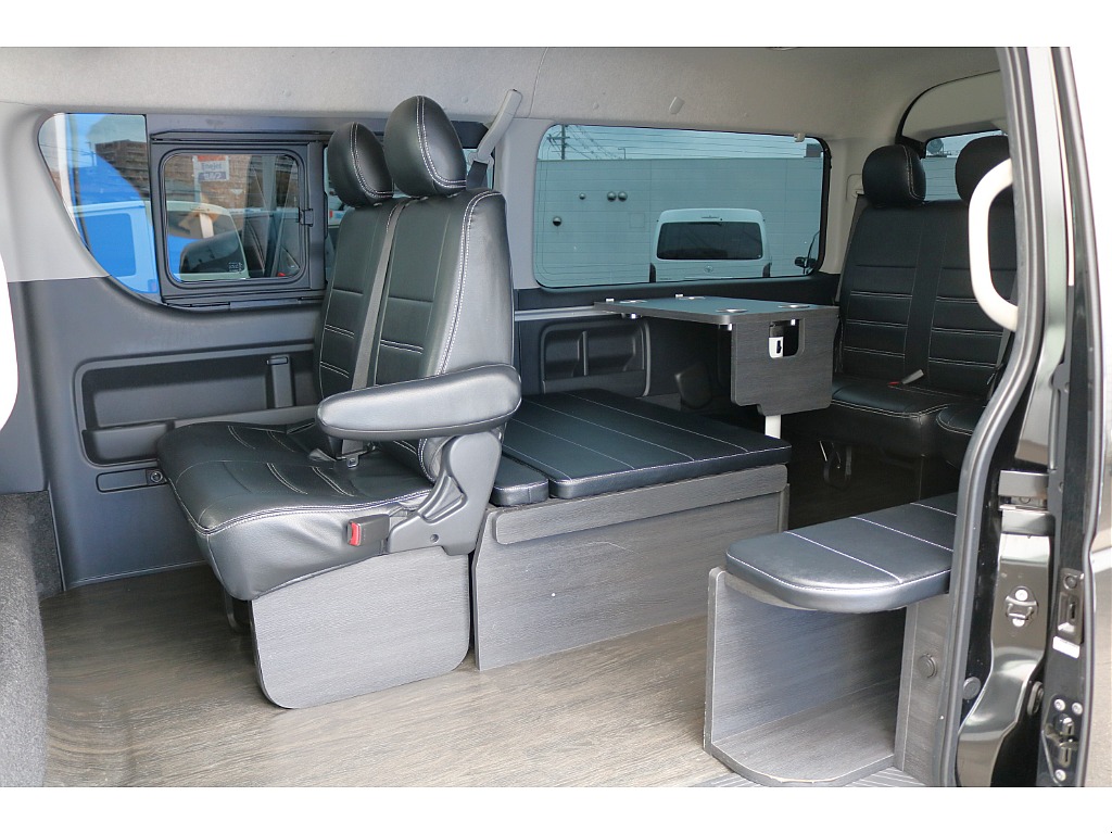 内装には大画面BIGXナビ＆フリップダウンモニター装備済みで快適な車内空間が実現されております！