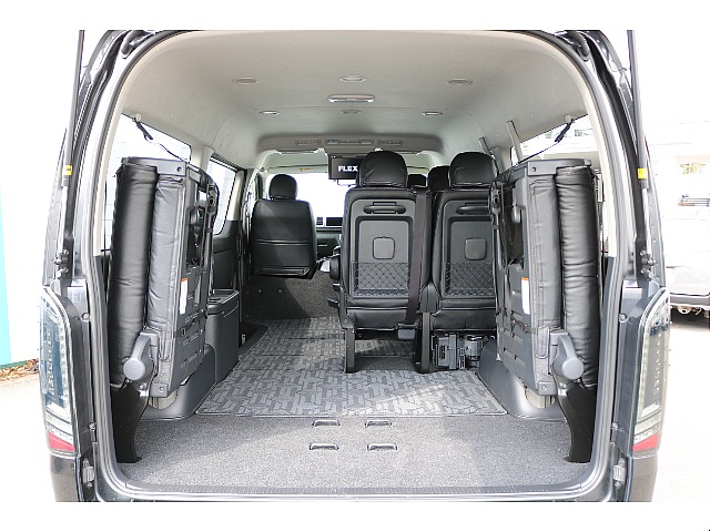 4列目跳ね上げで積載場所も確保できます♪