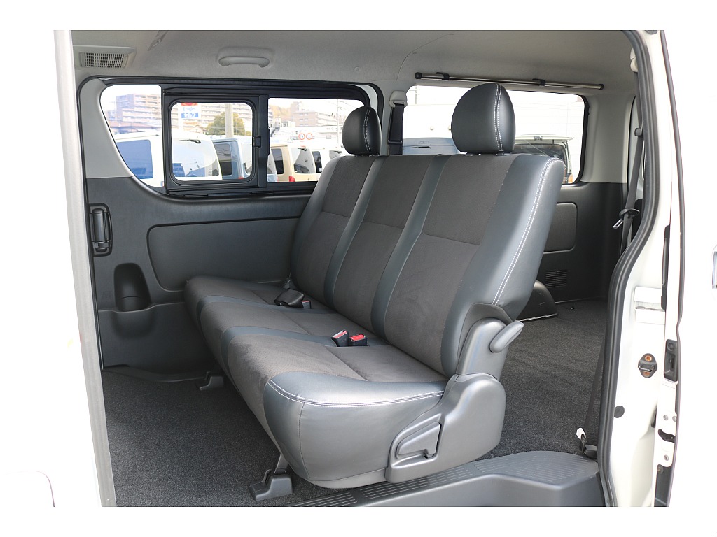 リクライニング可能な２列目シート♪