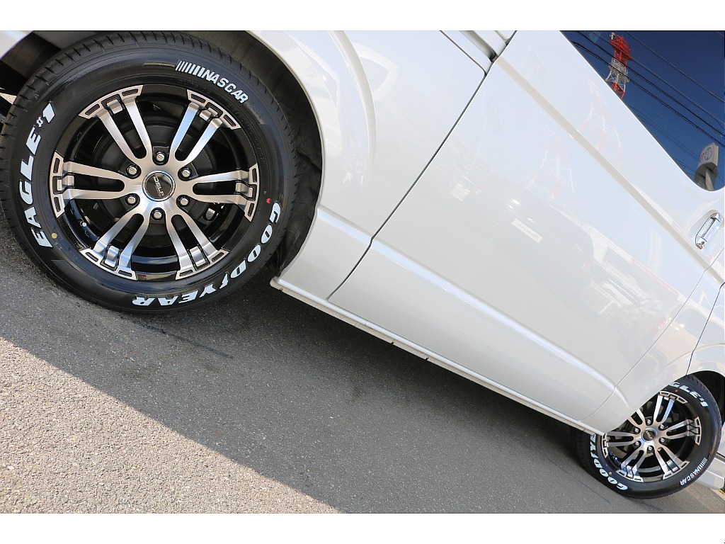 ナスカーホワイトレタータイヤ