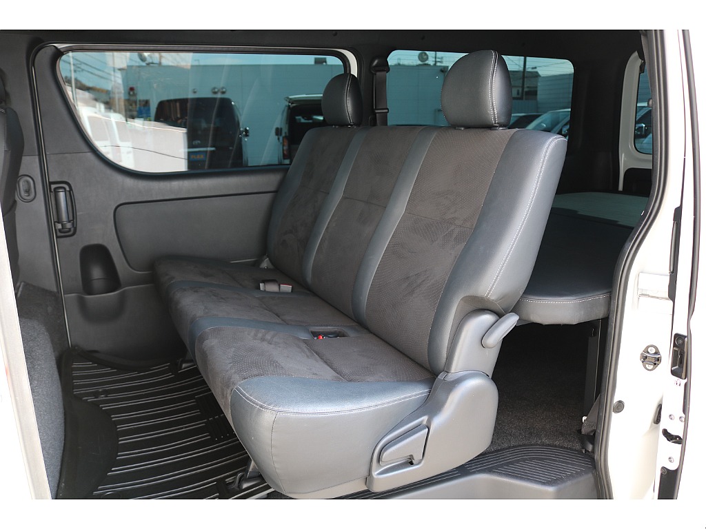 リクライニング可能な２列目シート♪