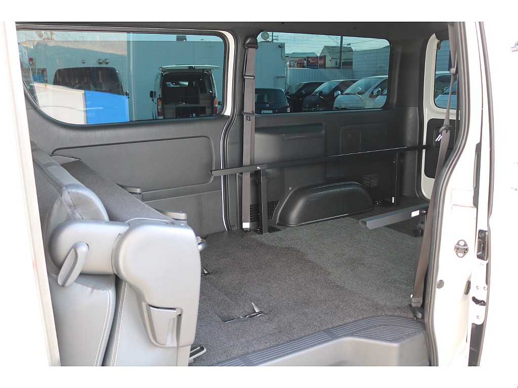 背面を倒して 座面を前方に跳ね上げるとラゲッジスペースの拡張が可能です♪