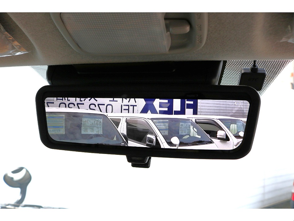 デジタルインナーミラーで夜間も安心◎