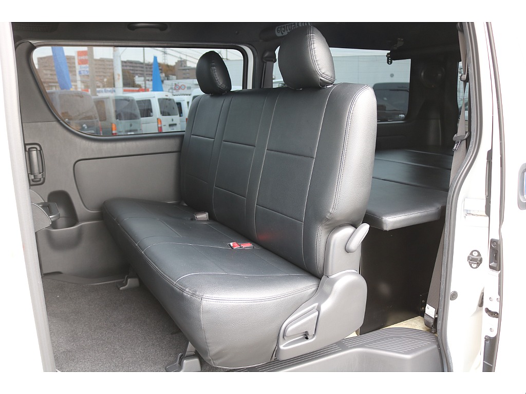 リクライニング可能な２列目シート♪