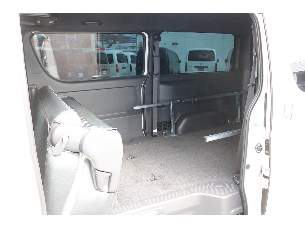 背面を倒して 座面を前方に跳ね上げるとラゲッジスペースの拡張が可能です♪