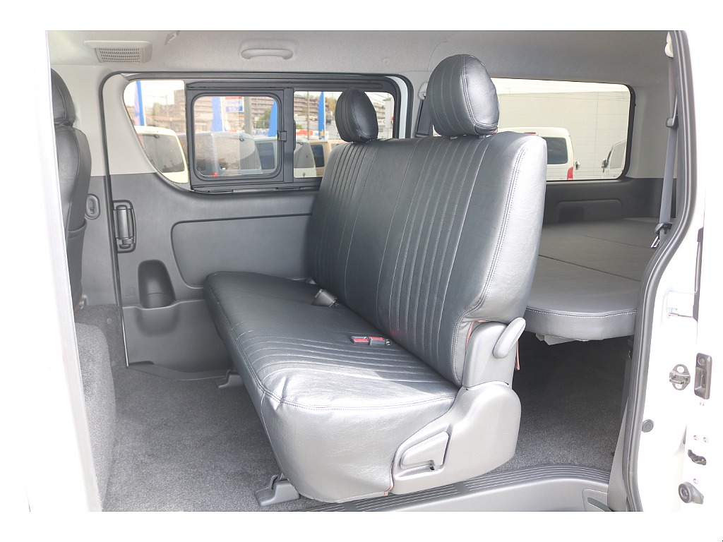 リクライニング可能な２列目シート♪