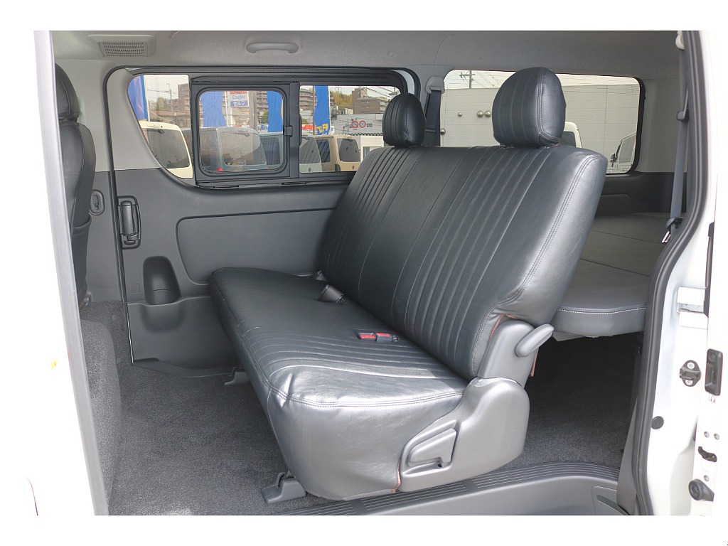 リクライニング可能な２列目シート♪