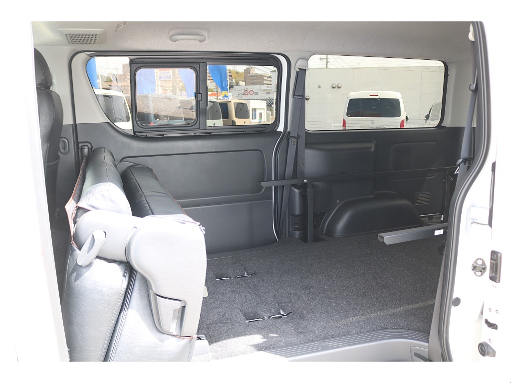 背面を倒して 座面を前方に跳ね上げるとラゲッジスペースの拡張が可能です♪