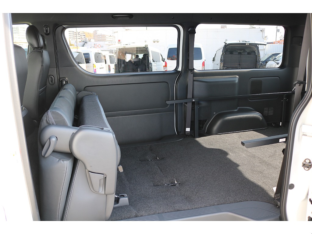 背面を倒して 座面を前方に跳ね上げるとラゲッジスペースの拡張が可能です♪