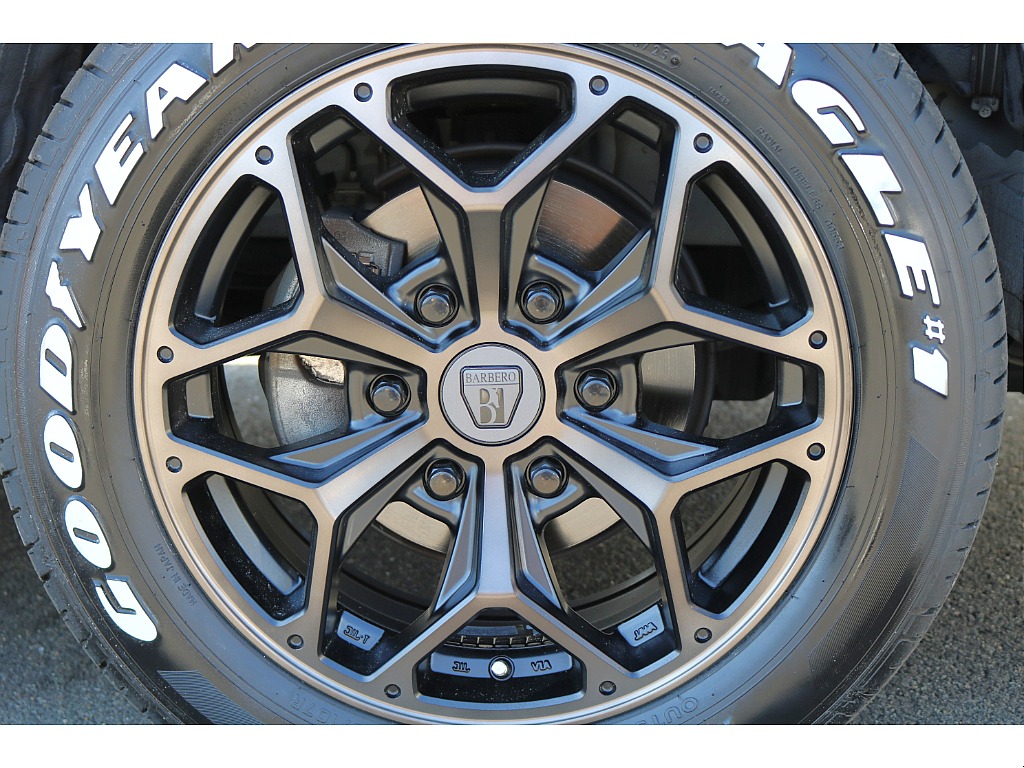 足元にはBARBERO STYLING HEX 17インチをチョイス♪