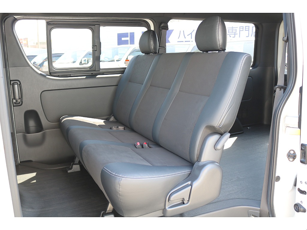 リクライニング可能な２列目シート♪
