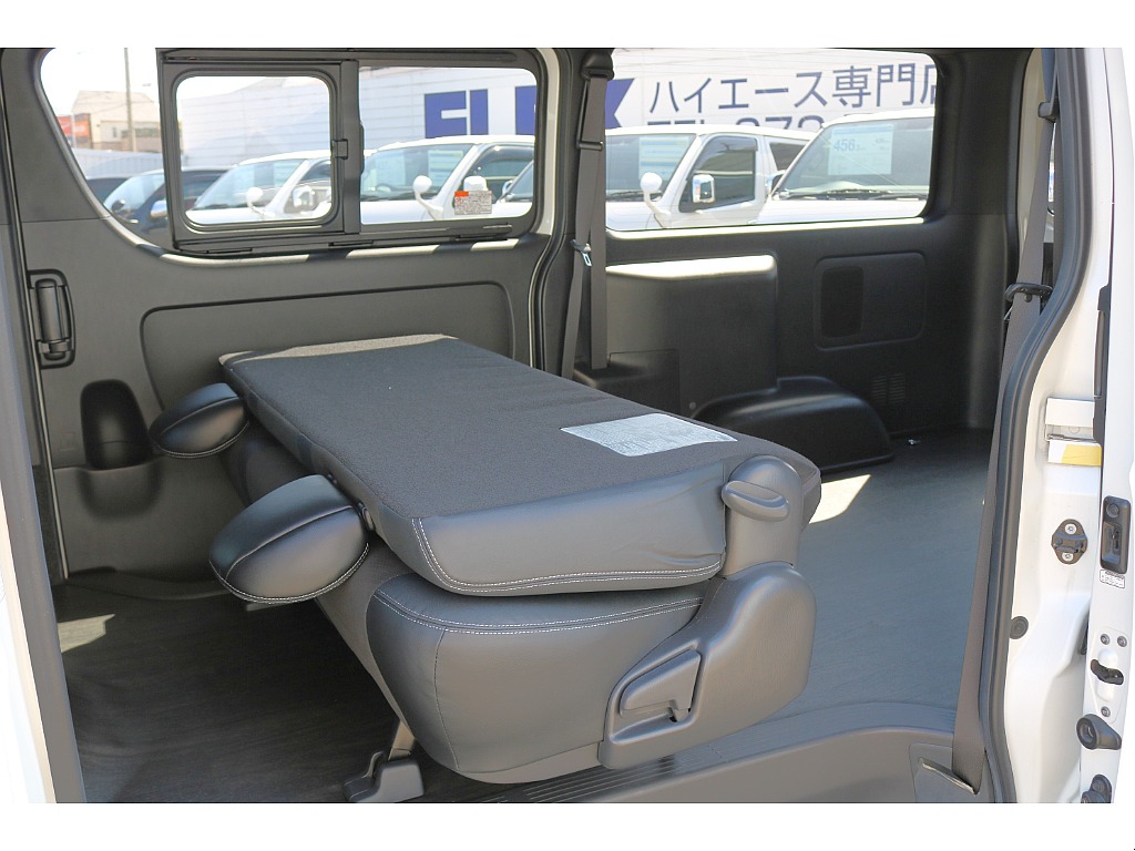 背面を倒して 座面を前方に跳ね上げるとラゲッジスペースの拡張が可能です♪