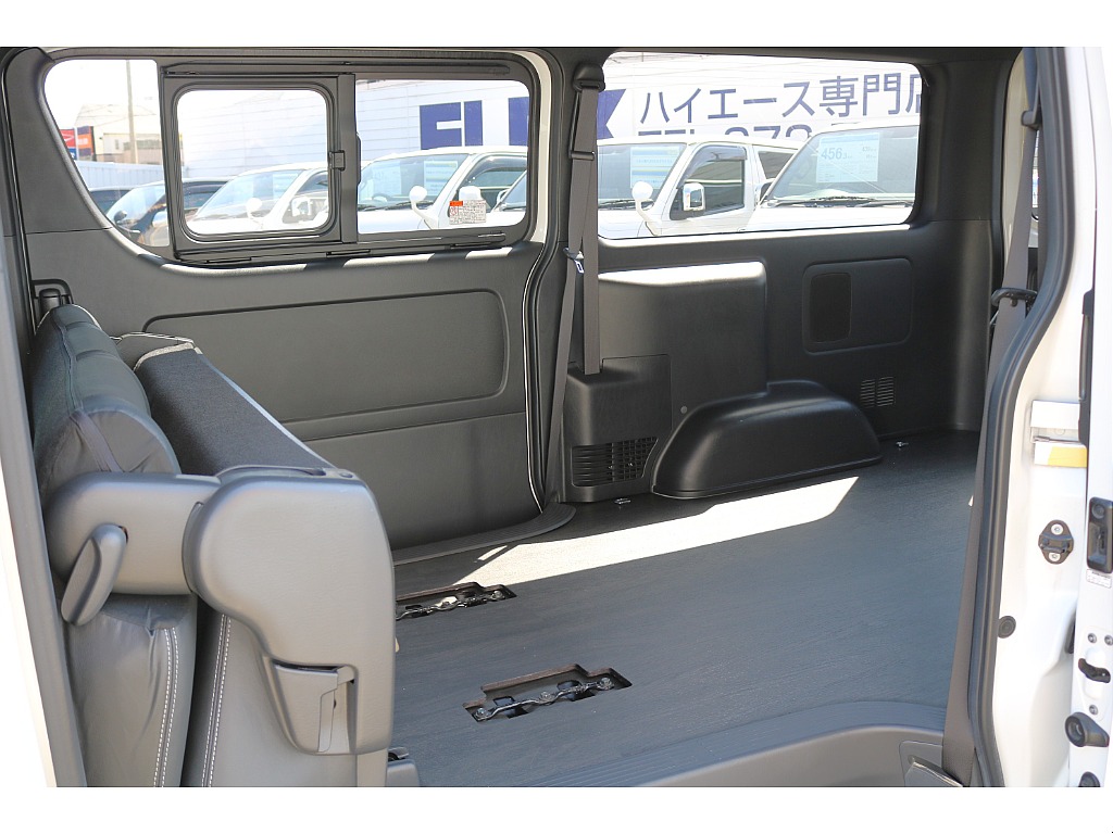 背面を倒して 座面を前方に跳ね上げるとラゲッジスペースの拡張が可能です♪