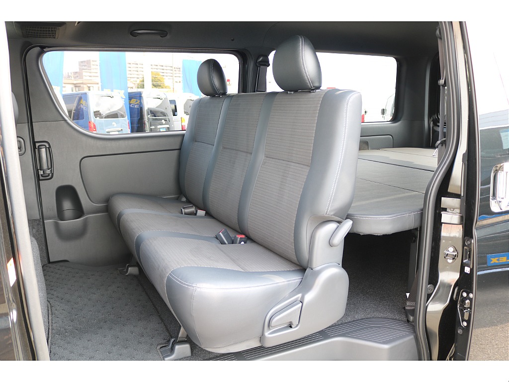 リクライニング可能な２列目シート♪