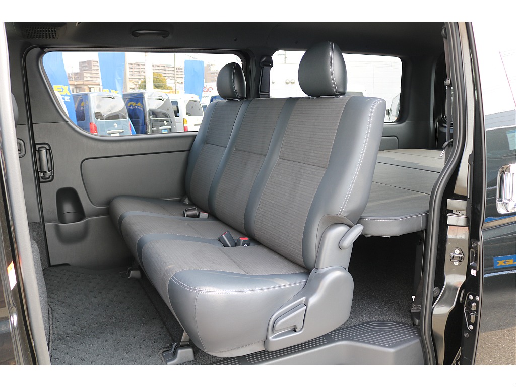 リクライニング可能な２列目シート♪