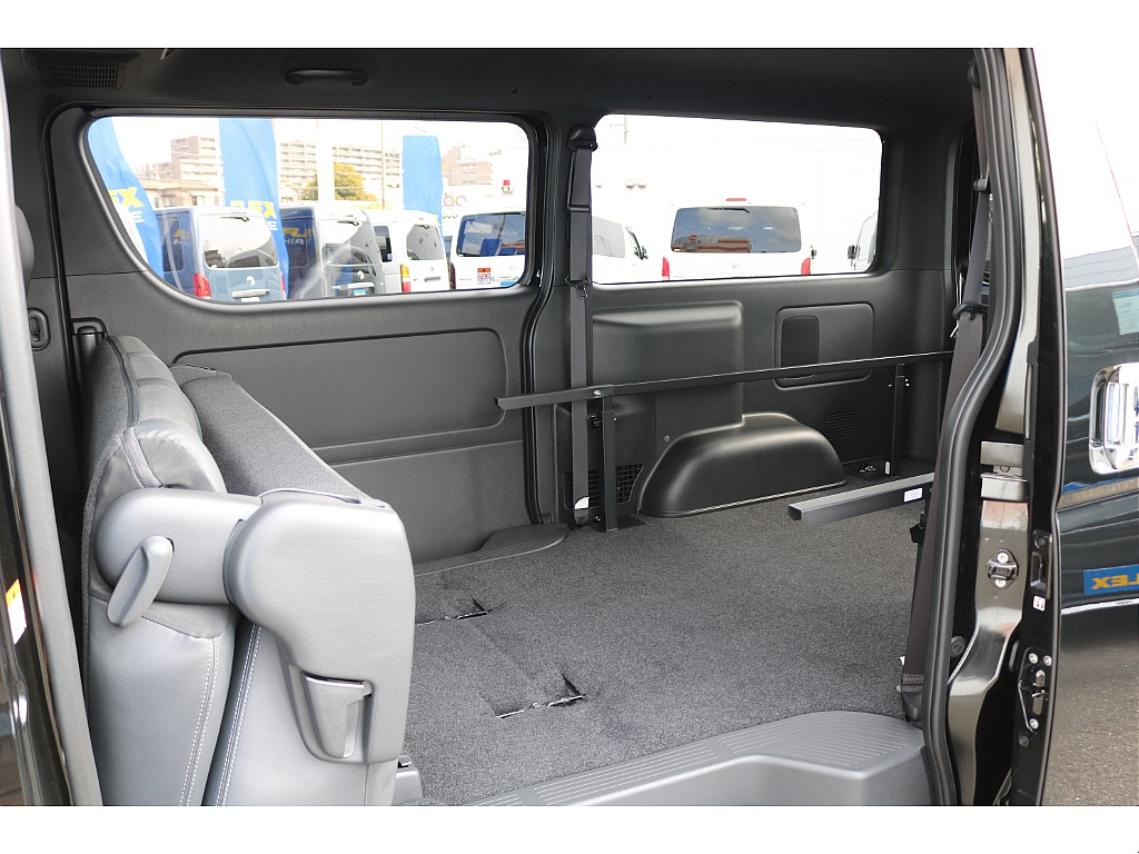 背面を倒して 座面を前方に跳ね上げるとラゲッジスペースの拡張が可能です♪