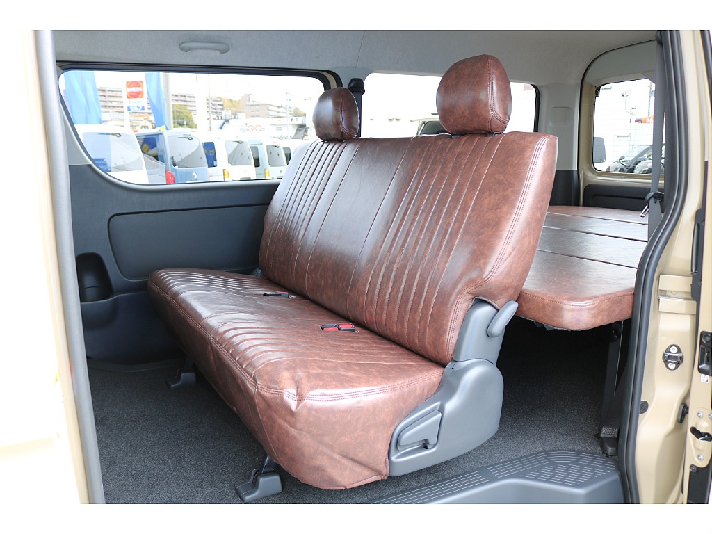 リクライニング可能な２列目シート♪