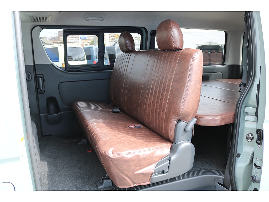 リクライニング可能な２列目シート♪