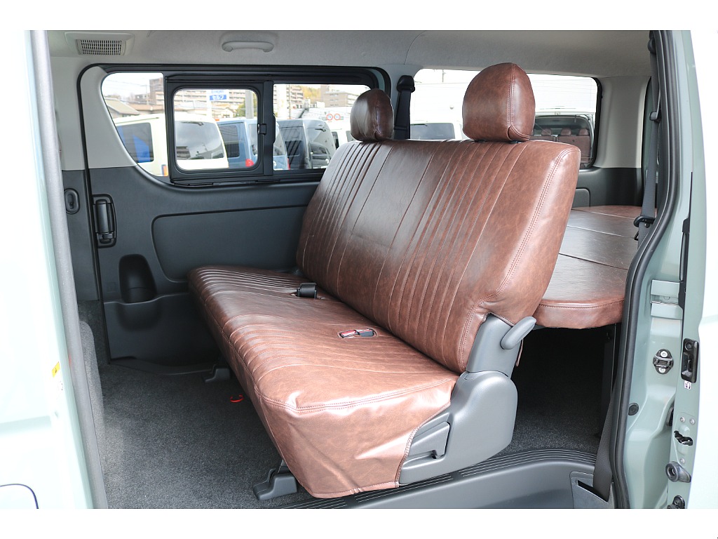 リクライニング可能な２列目シート♪
