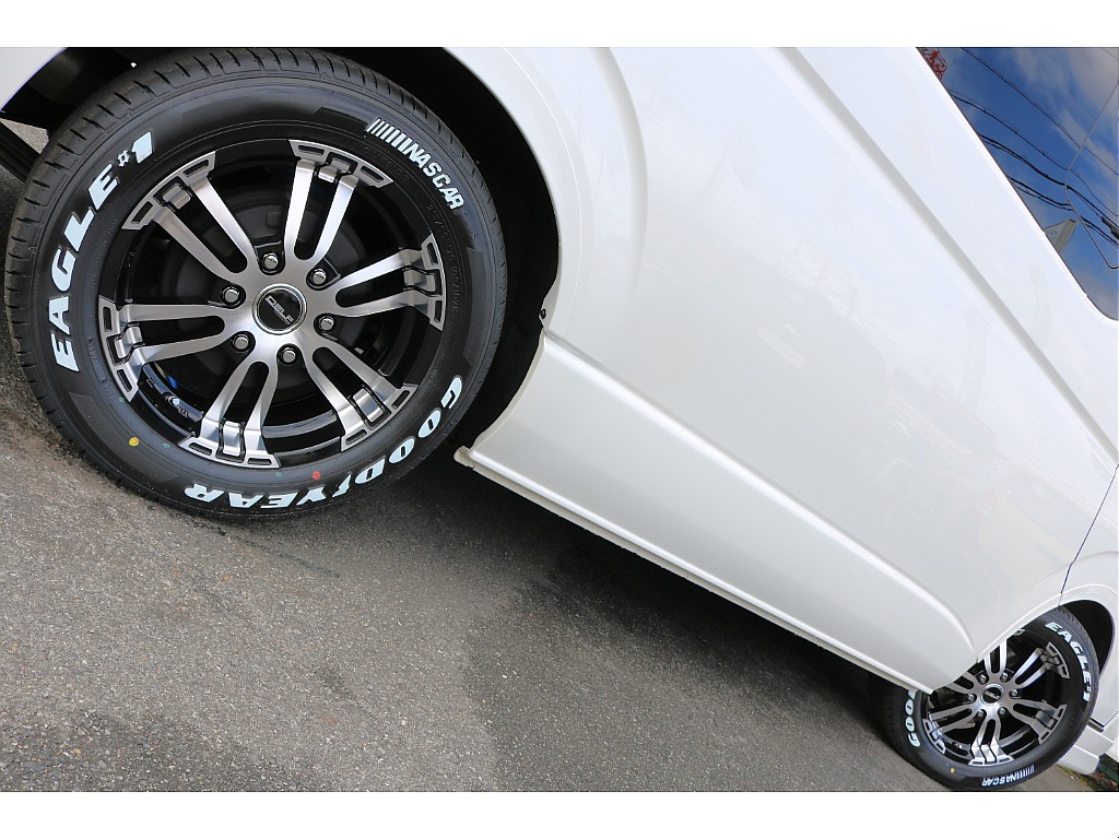 ナスカーホワイトレタータイヤ