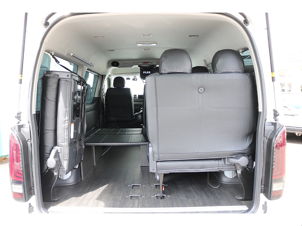 【厳選仕入/ガソリン4WD】１０人前向き乗車可能なベースシートのワゴンが入庫♪外装は大人気シンプルFLEXカスタム♪