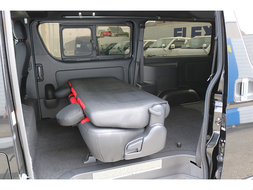 背面を倒して 座面を前方に跳ね上げるとラゲッジスペースの拡張が可能です♪