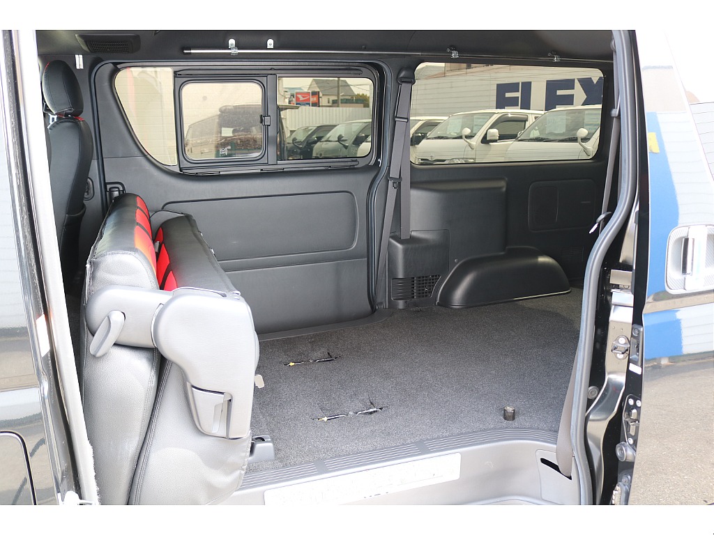 背面を倒して 座面を前方に跳ね上げるとラゲッジスペースの拡張が可能です♪