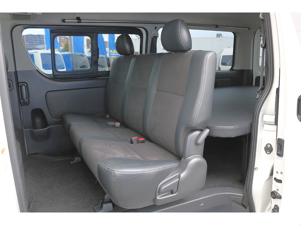 リクライニング可能な２列目シート♪