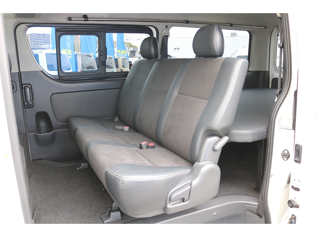 リクライニング可能な２列目シート♪