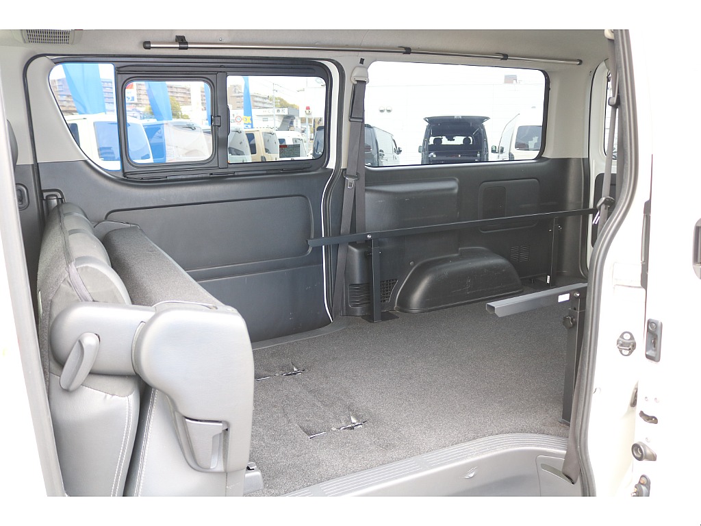 背面を倒して 座面を前方に跳ね上げるとラゲッジスペースの拡張が可能です♪