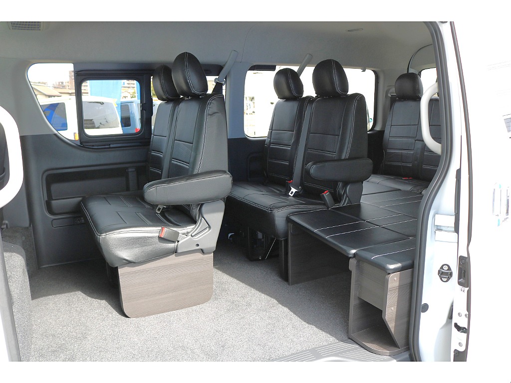 10人しっかり乗れる純正配列のハイエースワゴンに FLEXオリジナルカスタムパーツやベットキットを搭載！