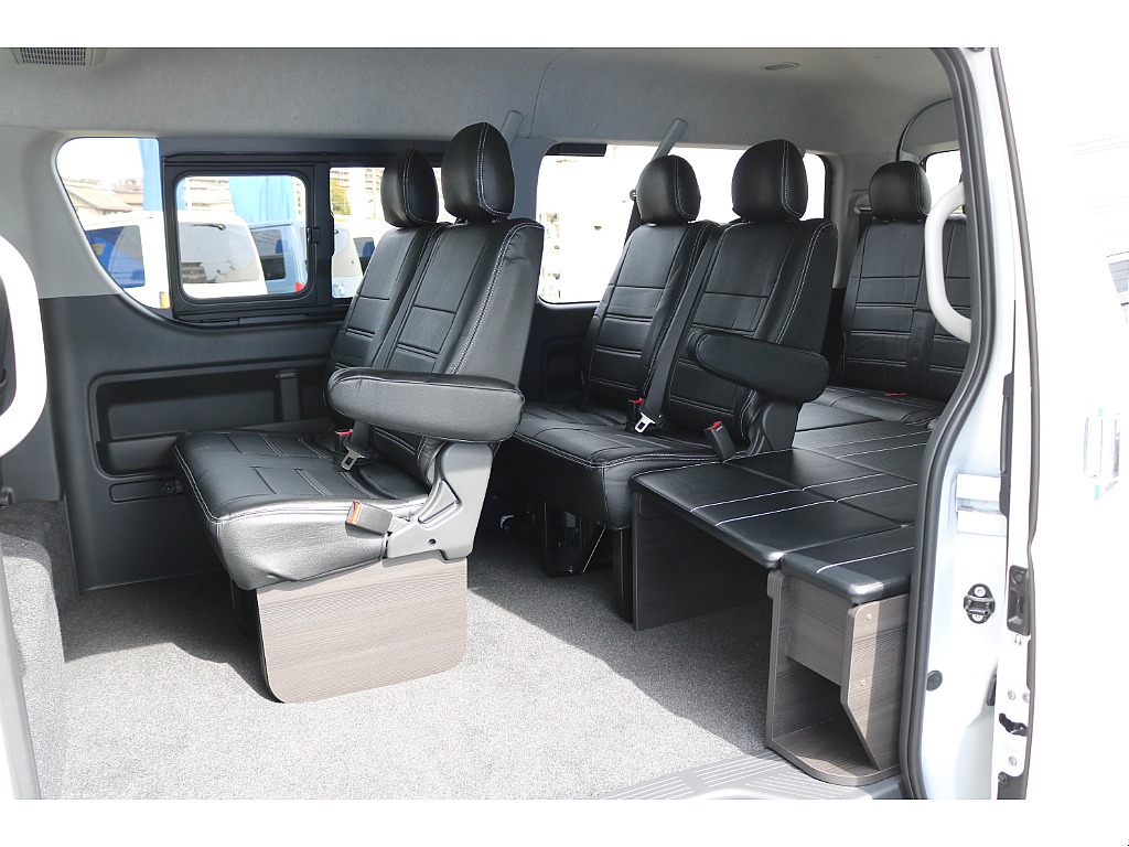 10人しっかり乗れる純正配列のハイエースワゴンに FLEXオリジナルカスタムパーツやベットキットを搭載！