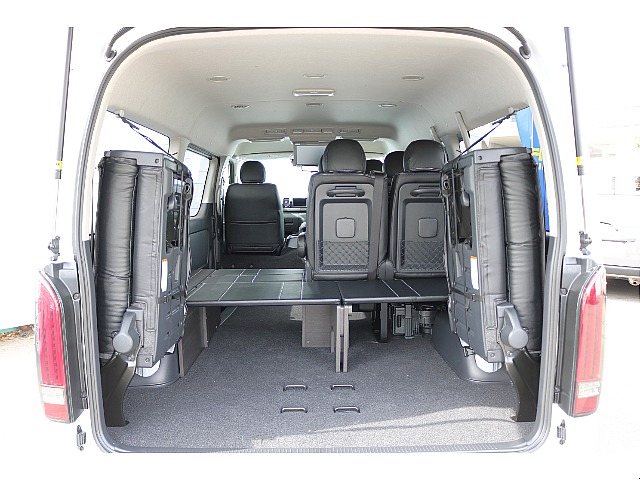 4列目シートを跳ね上げれば大きな荷物スペースを確保できます♪