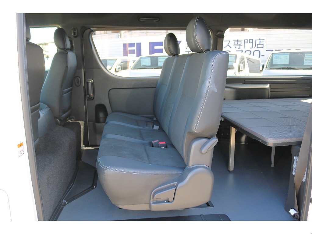 リクライニング可能な２列目シート♪
