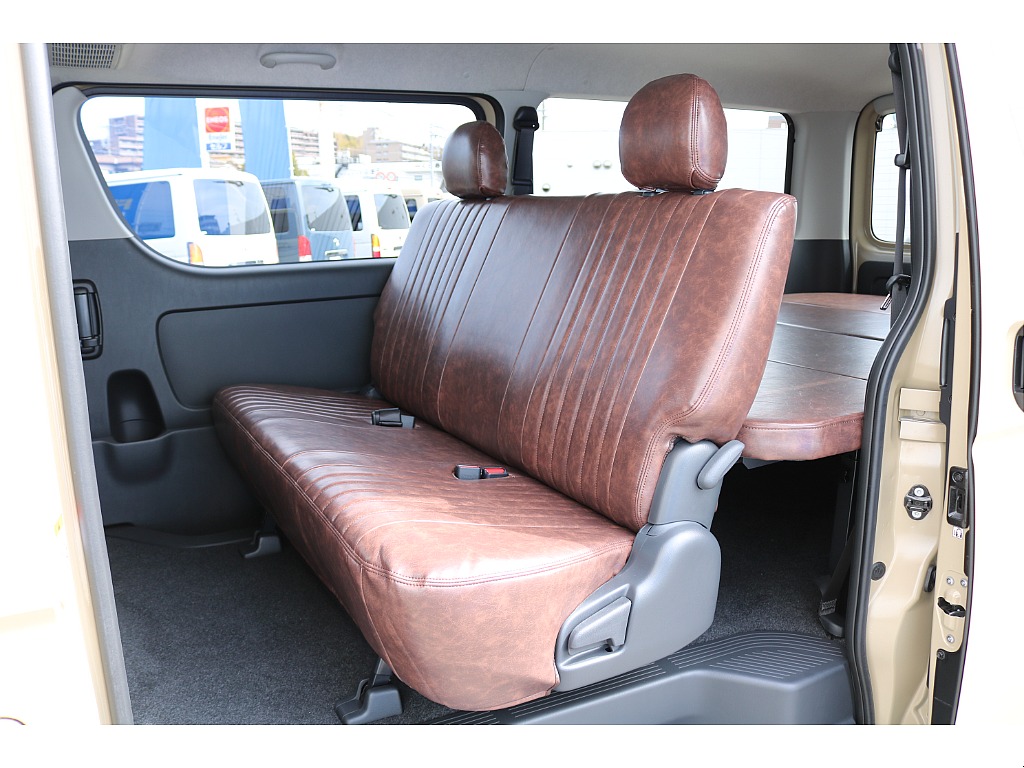 リクライニング可能な２列目シート♪