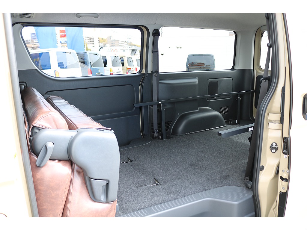 背面を倒して 座面を前方に跳ね上げるとラゲッジスペースの拡張が可能です♪