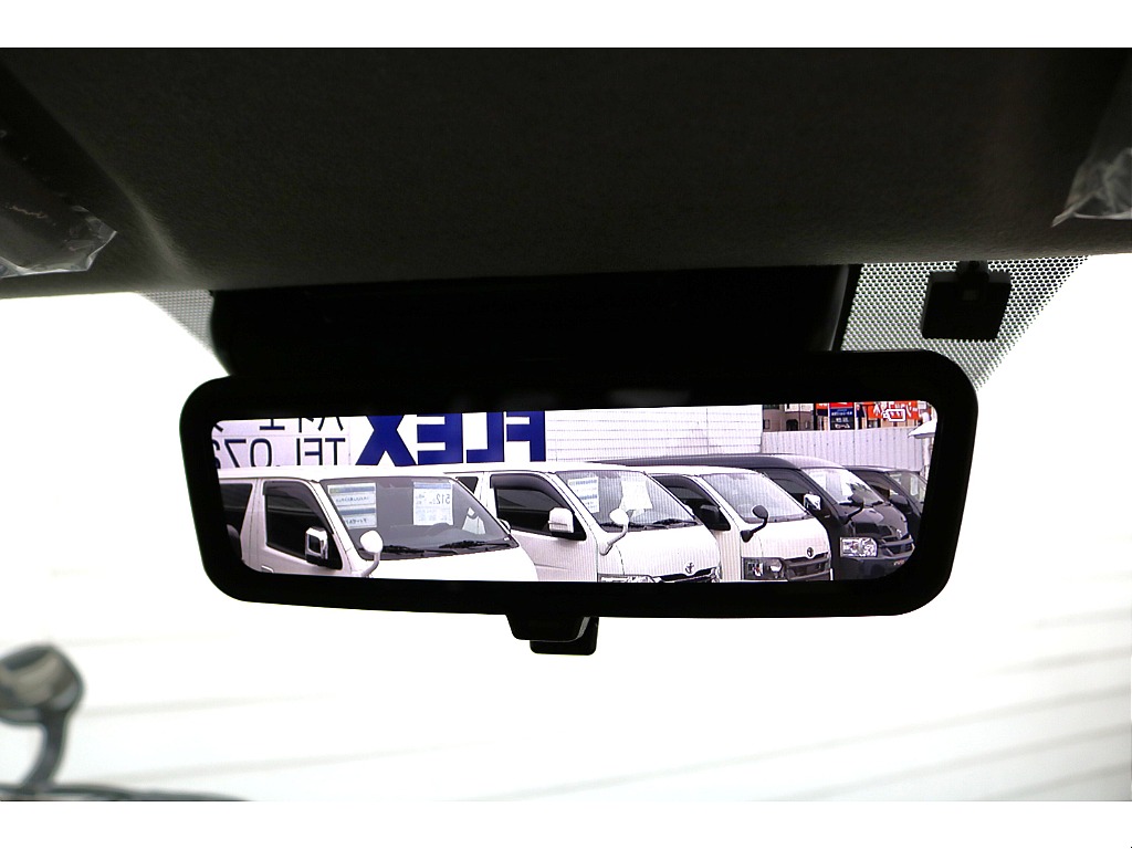 デジタルインナーミラーで夜間も安心◎