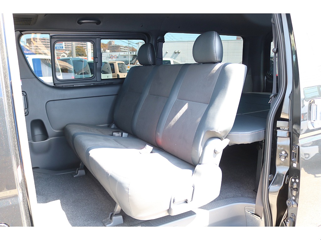 リクライニング可能な２列目シート♪