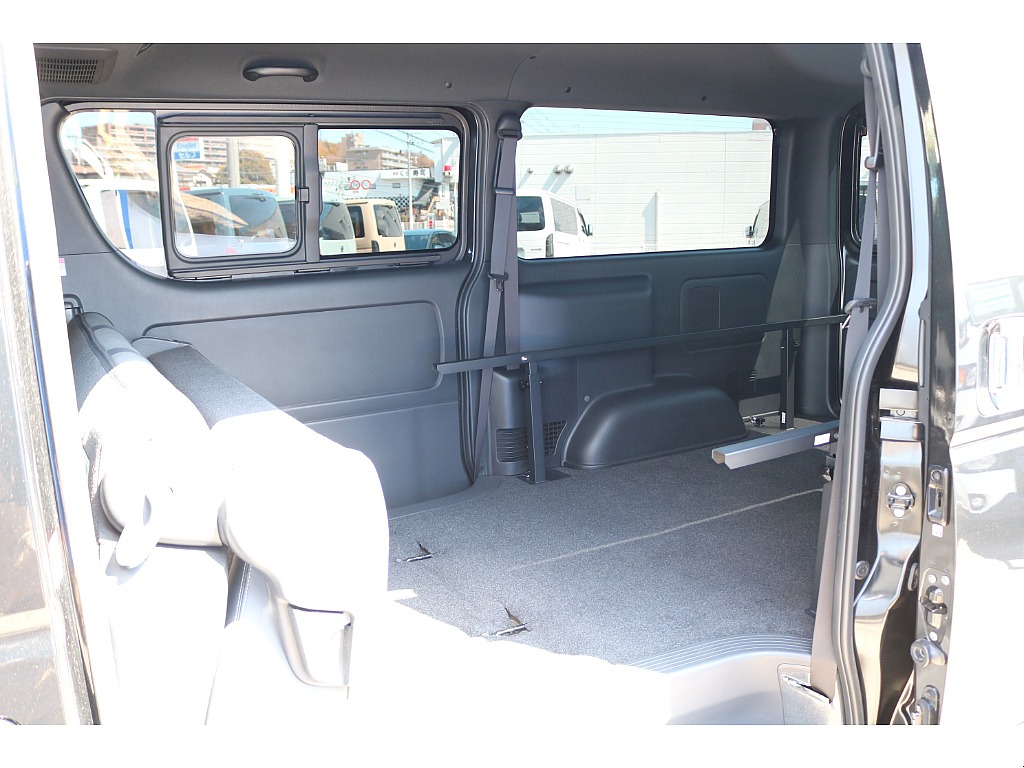 背面を倒して 座面を前方に跳ね上げるとラゲッジスペースの拡張が可能です♪