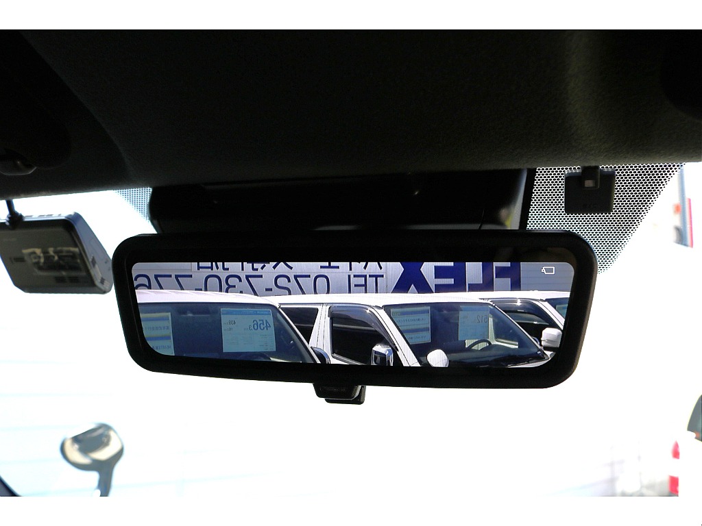 デジタルインナーミラーで夜間も安心◎