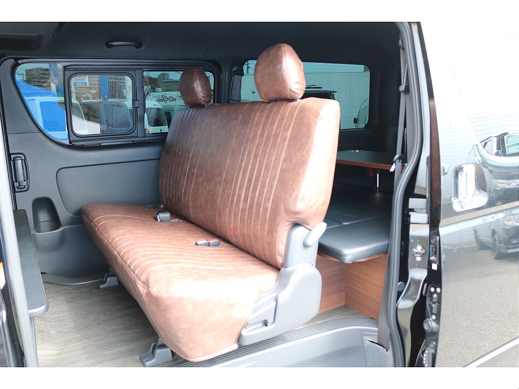 リクライニング可能な２列目シート♪
