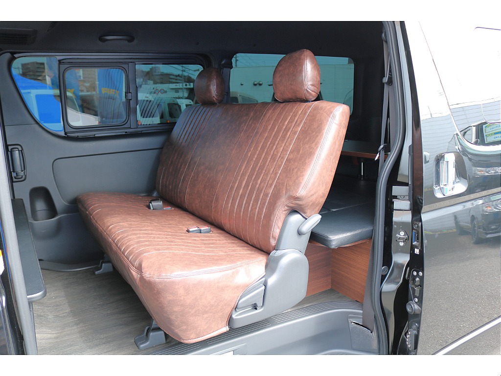 リクライニング可能な２列目シート♪
