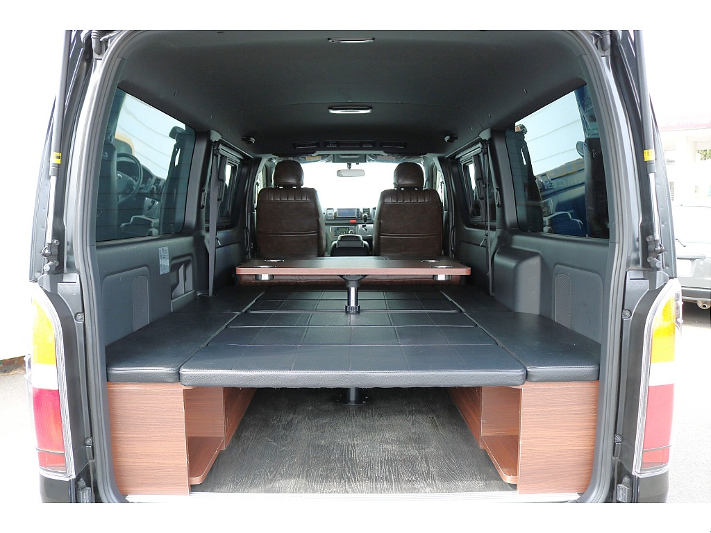 内装はノットレコードシートカバーと テーブル付ベットキット装着済みです！