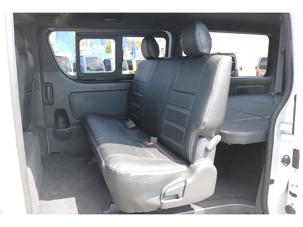 リクライニング可能な２列目シート♪