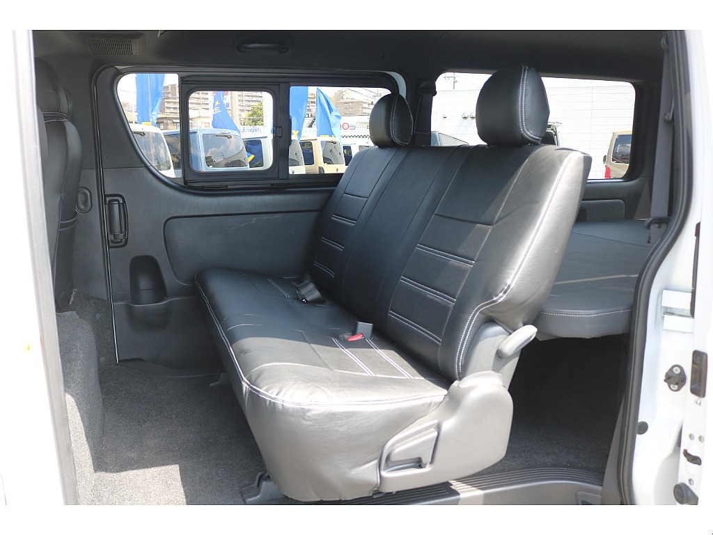 リクライニング可能な２列目シート♪