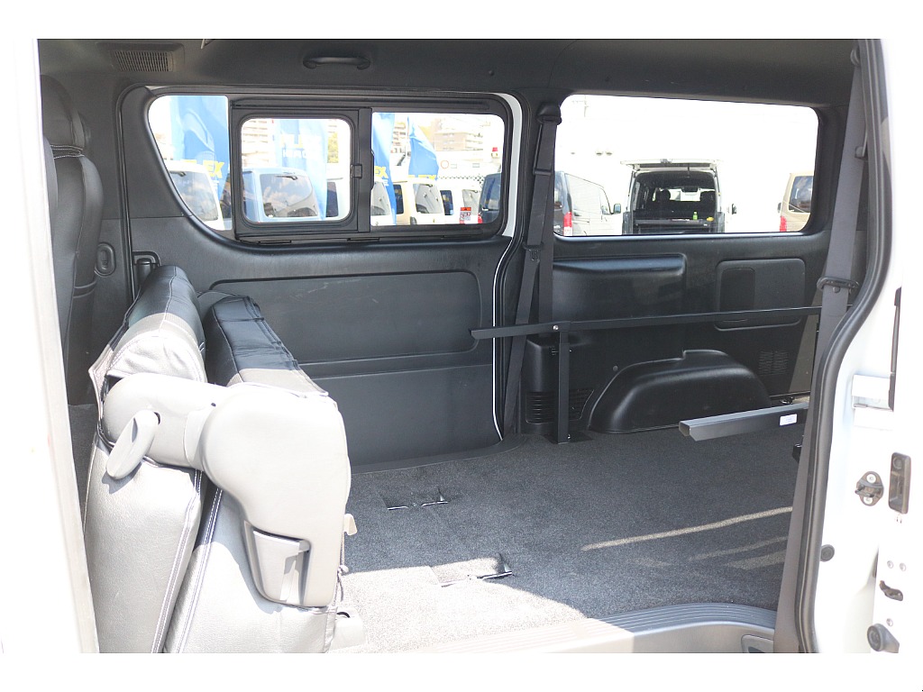 背面を倒して 座面を前方に跳ね上げるとラゲッジスペースの拡張が可能です♪