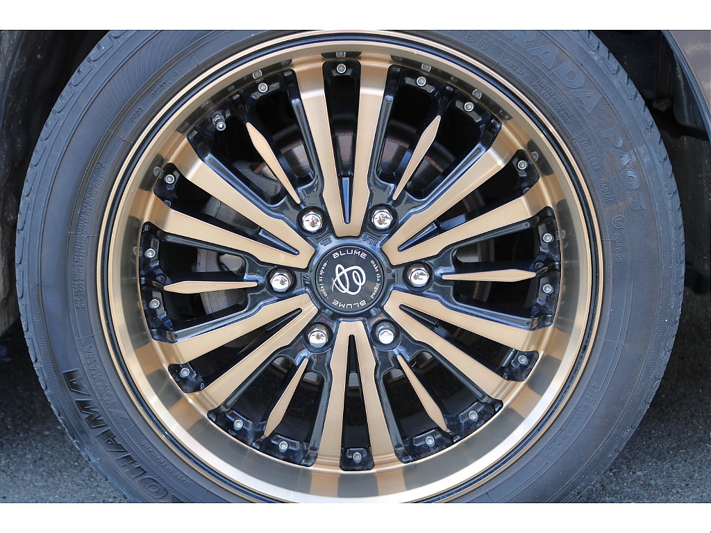 足元にはBLUME 阿修羅 17インチAWをチョイス♪