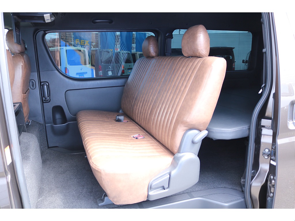 リクライニング可能な２列目シート♪